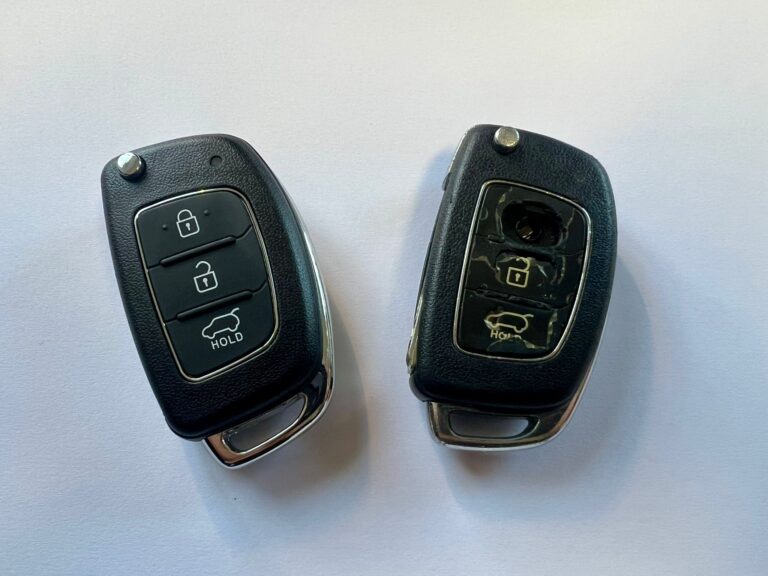 zwei Autoschlüssel, einer neu und einer alt.