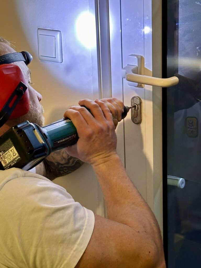 Schlüsseldienst öffnet Tür